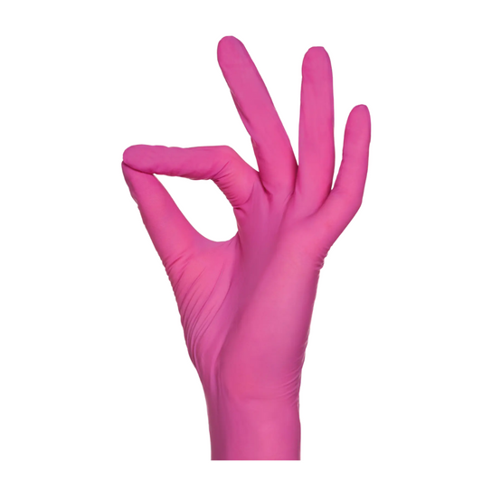 Eine Hand mit AMPri Nitrilhandschuhen in Pink, puderfrei der AMPri Handelsgesellschaft mbH macht die „OK“-Geste. Daumen und Zeigefinger berühren sich und bilden einen Kreis, während die anderen drei Finger vor einem weißen Hintergrund nach oben ragen.