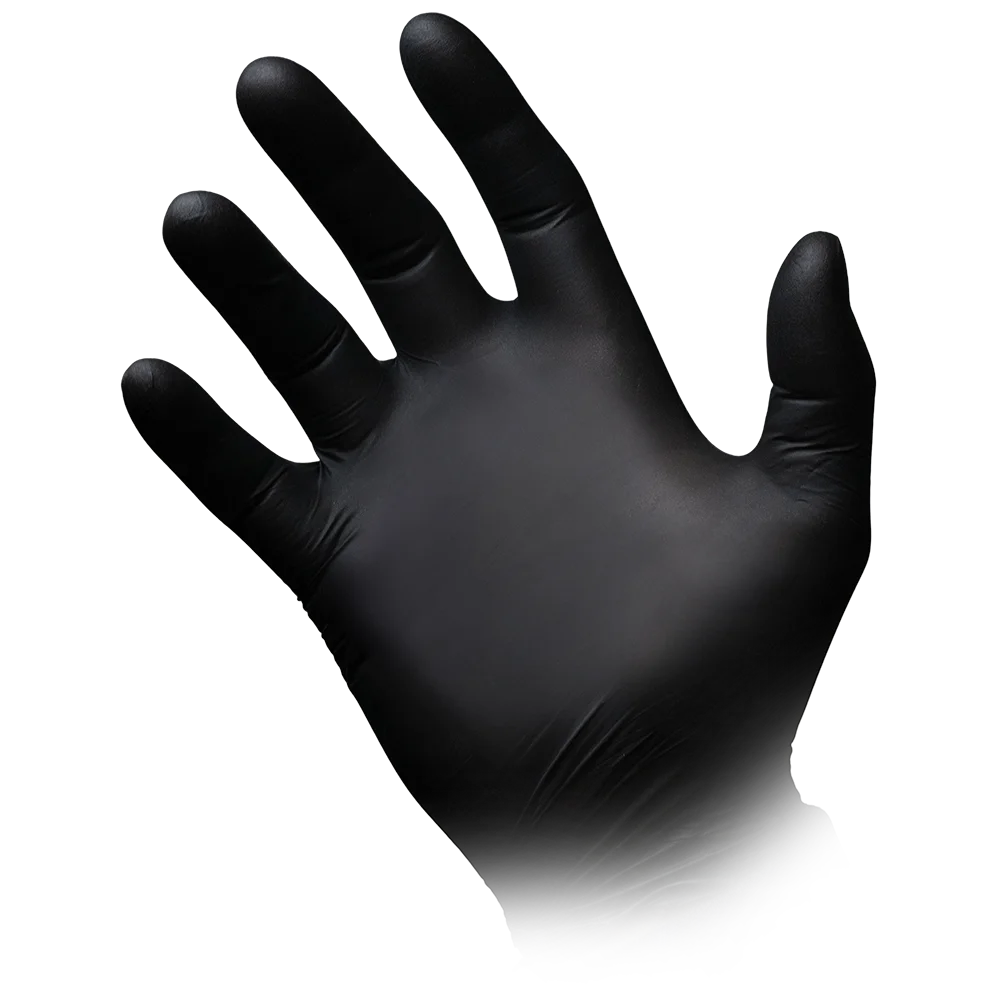 Auf einem schlichten weißen Hintergrund ist eine schwarze Hand zu sehen, die den eleganten AMPri STYLE BLACK Nitrilhandschuhe puderfrei von MED-COMFORT der AMPri Handelsgesellschaft mbH ähnelt. Der Handschuh bedeckt die gesamte Hand mit leicht gespreizten Fingern. Das Material wirkt glatt und passt sich der Form der Hand an.