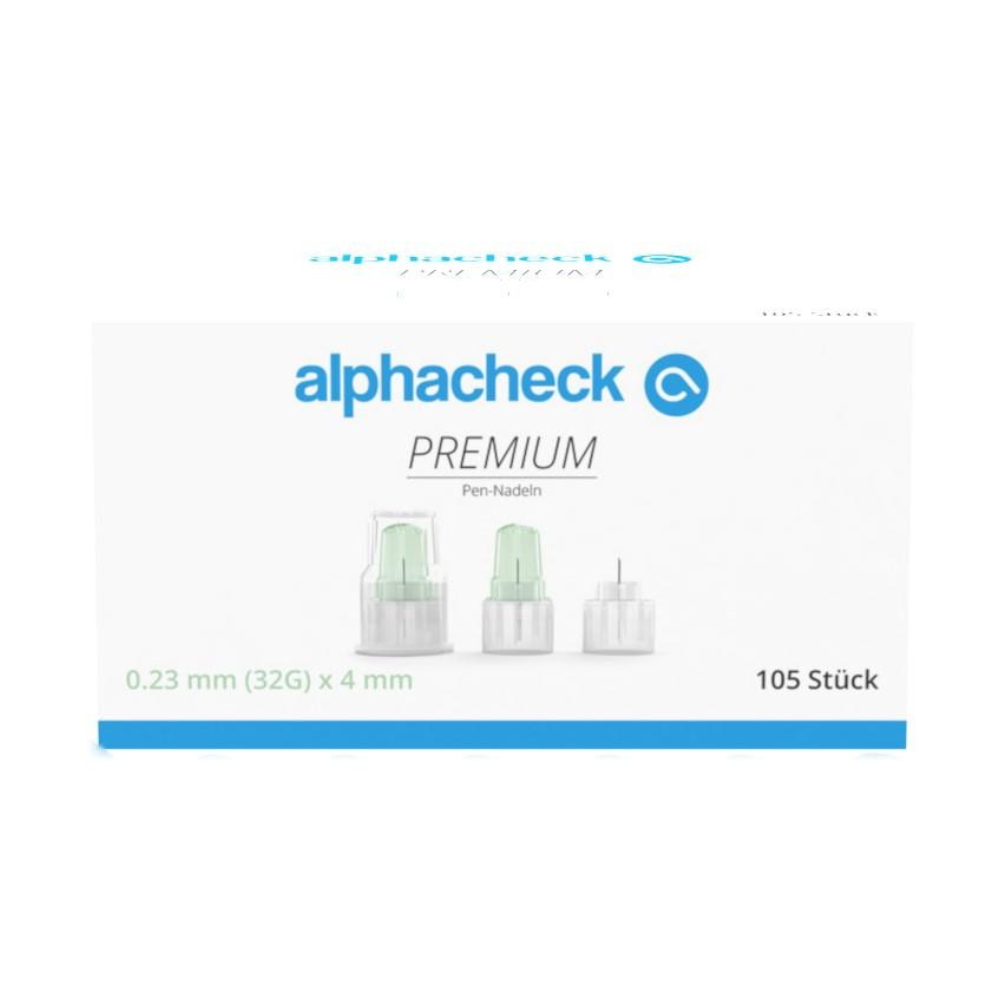 Eine weiße Schachtel mit der Aufschrift „Alphacheck PREMIUM Pen-Nadeln, verschiedene Größen“ in grün-blauem Design, konzipiert für minimale Schmerzen bei Insulingabe. Sie enthält 105 Stück in den Maßen 0,23 mm (32G) x 4 mm. Auf der Vorderseite sind drei Pen-Nadeln von Berger Med GmbH abgebildet.