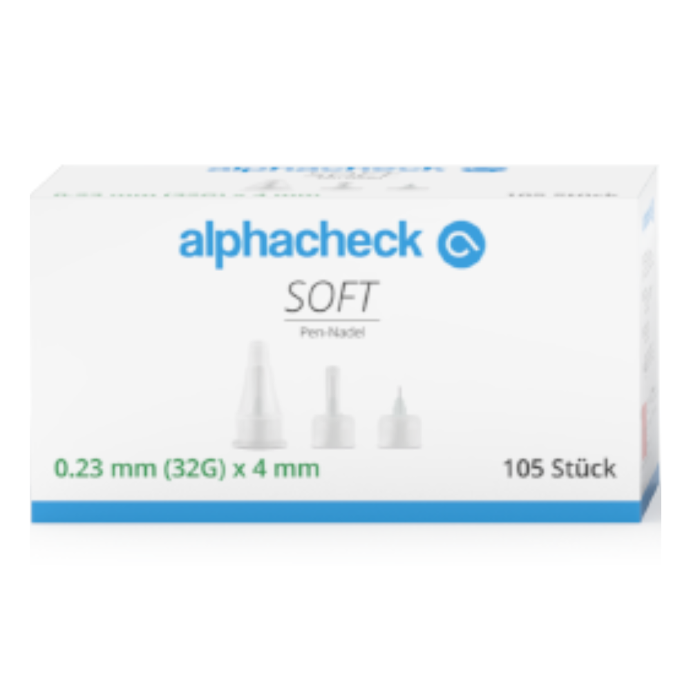 Eine weiße Schachtel mit einem blauen Etikett „alphacheck SOFT Pen-Nadel“ enthält 105 Stück Alphacheck Soft Pen-Nadeln, verschiedene Größen, 105 Stück/Packung von Berger Med GmbH, mit den Maßen 0,23 mm (32G) x 4 mm. Die Nadeln sind ideal für Insulininjektionen und haben eine Silikonbeschichtung. Die Schachtel zeigt auf der Vorderseite Bilder der Nadeln, ihrer Kappen und Text in Deutsch.