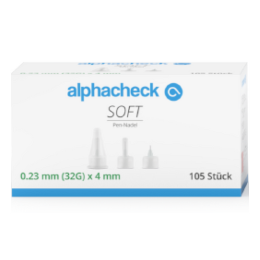 Eine weiße Schachtel mit einem blauen Etikett „alphacheck SOFT Pen-Nadel“ enthält 105 Stück Alphacheck Soft Pen-Nadeln, verschiedene Größen, 105 Stück/Packung von Berger Med GmbH, mit den Maßen 0,23 mm (32G) x 4 mm. Die Nadeln sind ideal für Insulininjektionen und haben eine Silikonbeschichtung. Die Schachtel zeigt auf der Vorderseite Bilder der Nadeln, ihrer Kappen und Text in Deutsch.