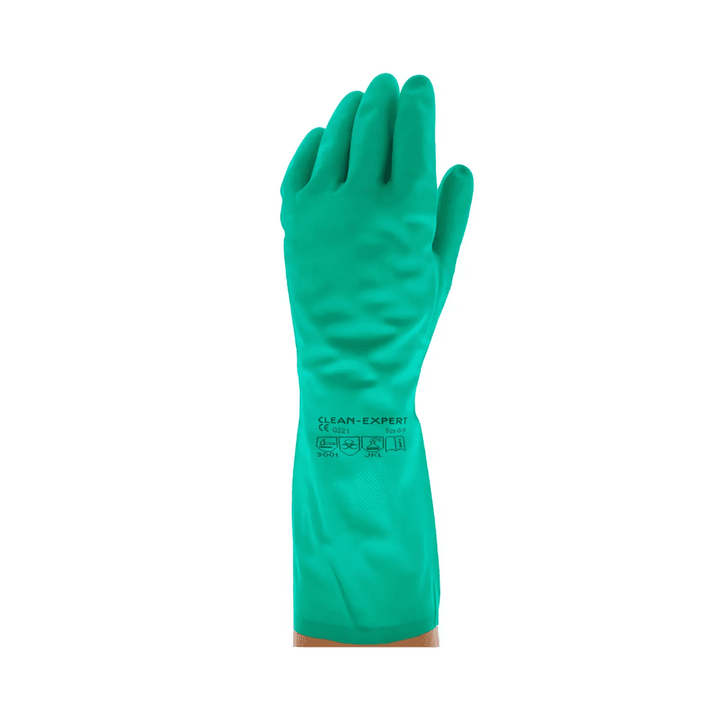 Ein einzelner grüner AMPri Solid Safety Clean Protect Industriehandschuh aus Nitril mit einer langen Stulpe nach oben. Auf dem Handschuh sind Text und Symbole aufgedruckt, darunter „CLEAN-EXPERT“, verschiedene Sicherheitssymbole und Größeninformationen. Dieser chemikalienbeständige Handschuh der AMPri Handelsgesellschaft mbH steht auf einem schlichten weißen Hintergrund.