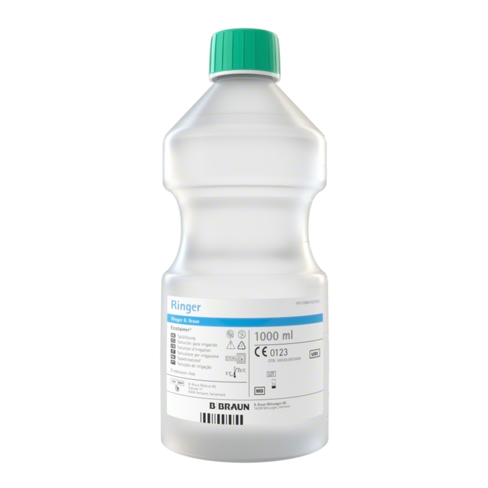 Eine 1000 ml Flasche B. Braun Ringer Ecotainer® Topische Spüllösung von B. Braun Melsungen AG wird ausgestellt. Die Flasche aus umweltfreundlichem Polypropylen hat einen klaren, geriffelten Körper mit einer grünen Kappe. Das Etikett enthält verschiedene medizinische Informationen, Gebrauchsanweisungen zur genauen Dosierung und Sicherheitssymbole.