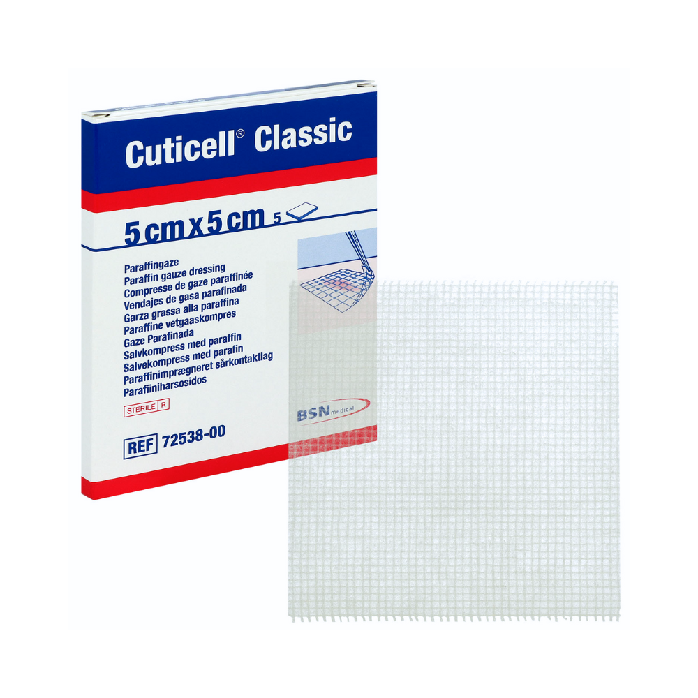 Bild einer sterilen BSN Cuticell® Classic Salbenkompresse mit Paraffinverband von BSN medical GmbH (essity). Die Schachtel ist hauptsächlich weiß mit roten und blauen Akzenten und Text, die Abmessungen sind 5 cm x 5 cm und der Inhalt beträgt 5 Stück. Vor der Schachtel ist ein einzelner, mit Paraffin imprägnierter Verband mit einem Maschenmuster abgebildet.