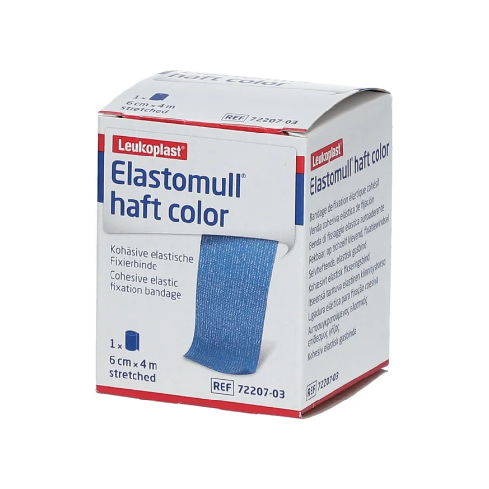 Abgebildet ist eine Schachtel BSN Elastomull® haft color Fixierbinde von BSN medical GmbH (essity). Die Schachtel enthält eine blaue elastische Fixierbinde und einen mehrsprachigen Text, der darauf hinweist, dass es sich um eine kohäsive elastische Fixierbinde handelt, die im gedehnten Zustand 6 cm x 4 m misst. Die Referenznummer lautet 72207-03.