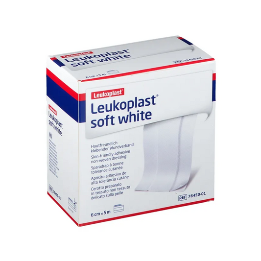 Abbildung einer BSN Leukoplast® Soft White Wundpflasterbox. Die Box ist in Weiß, Rot und Blau gestaltet und hat einen mehrsprachigen Text, der darauf hinweist, dass sie hautfreundlich ist und professionellen Anwendern zuverlässigen Halt bietet. Maße: 6 cm x 5 m. Marke: BSN medical GmbH (essity). Produktcode: REF 76450-01.