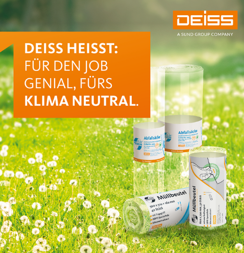 Auf einer Wiese mit Löwenzahn wird eine Auswahl von Produkten der Marke Deiss ausgestellt, darunter auch Müllsäcke. Der Text lautet „DEISS HEISST: FÜR DEN JOB GENIAL, FÜRS KLIMA NEUTRAL“. Das Deiss-Logo und der Slogan „A Sund Group Company“ sind in der oberen rechten Ecke zu sehen.