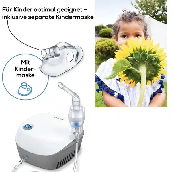 Links ist der Beurer Inhalator IH 18 der Beurer GmbH mit angeschlossenem Schlauch und Kindermaske abgebildet. Eine Grafik verdeutlicht, dass die mitgelieferte Kindermaske ideal zur Behandlung von Asthma ist. Rechts ist ein Kind in einem blau-weißen Kleid abgebildet, das sein Gesicht mit einer großen Sonnenblume bedeckt. Der Text ist auf Deutsch.