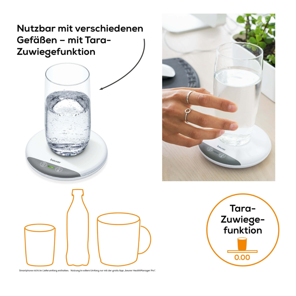 Eine digitale Küchenwaage Beurer DM 20 Trinkmanager der Beurer GmbH, die 0,00 anzeigt, mit einer Hand, die ein Glas Wasser darauf hält. Der Text „Nutzbar mit verschiedenen Gefäßen – mit Tara-Zuwiegefunktion“ erscheint neben Bildern eines Glases, einer Flasche und einer Tasse und demonstriert die Tara-Funktion der Waage für präzise Messungen.