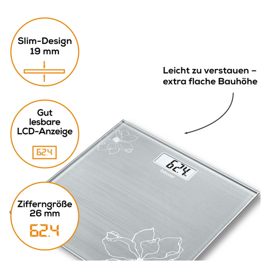 Bild einer Beurer GS 10 Glaswaage der Beurer GmbH mit schlankem 19-mm-Design und gut ablesbarem LCD-Display mit der Anzeige „62,4“. Die Waage mit floralem Muster und Sicherheitsglas-Oberfläche ist mit einem deutschen Text versehen, der ihre Merkmale hervorhebt: „Leicht zu verstauen – extra flache Bauhöhe“ und „Gut lesbare LCD-Anzeige“.