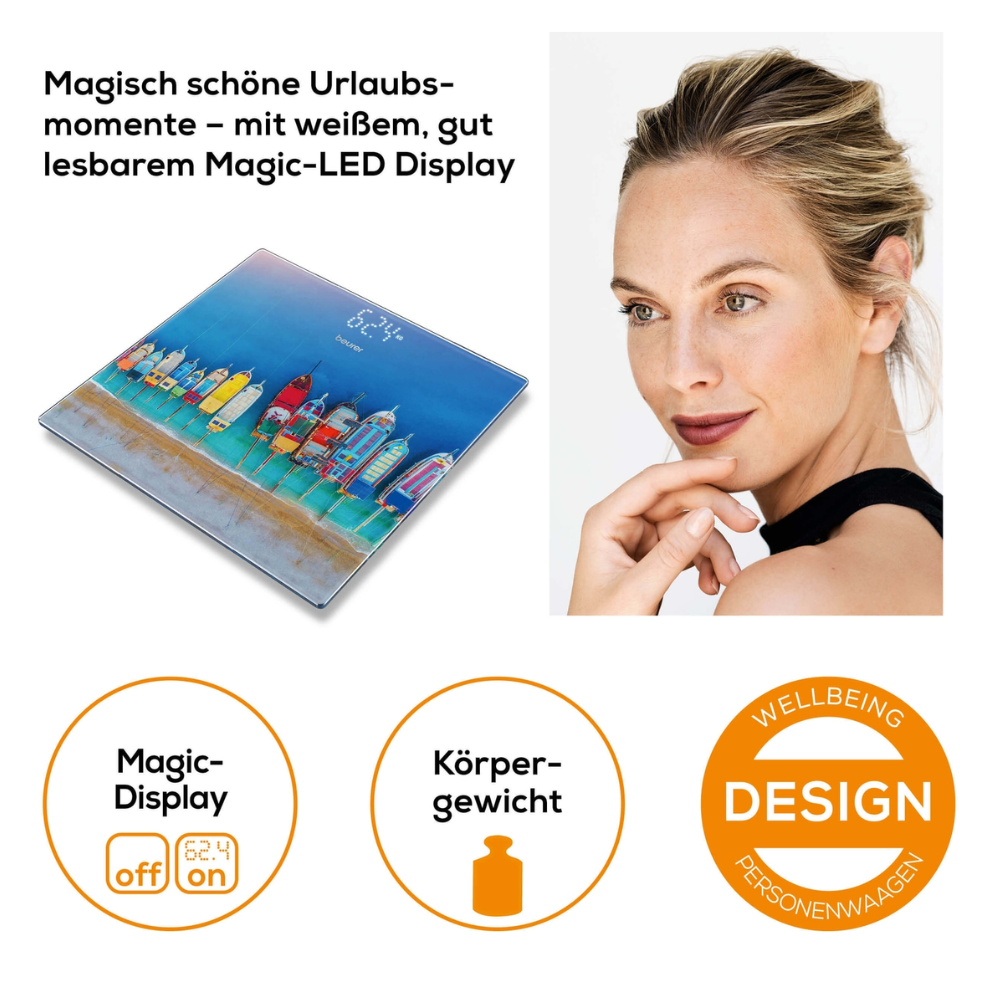 Eine digitale Anzeige für die Glaswaage Beurer GS 215 der Beurer GmbH mit einem lebendigen Strandhausmotiv und einem gut lesbaren Magic-LED-Display. Auf der rechten Seite ist das Porträt einer blonden Frau zu sehen. Drei Symbole darunter heben das Magic-Display, die Körpergewichtsmessung und das Design dieser Waage hervor.