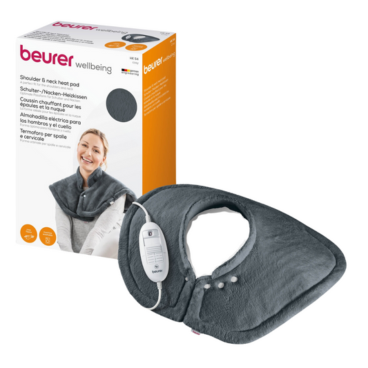 Das Beurer Wellbeing Rücken- und Nacken-Heizkissen, das Beurer HK 53, ist in dunkelgrauem, weichem Stoff abgebildet. Es enthält eine angeschlossene Steuereinheit. Auf der aufrecht stehenden Produktverpackung ist „Wohltuende Wärme“ und ein Bild einer Person abgebildet, die das Rücken-/Nacken-Heizkissen trägt.