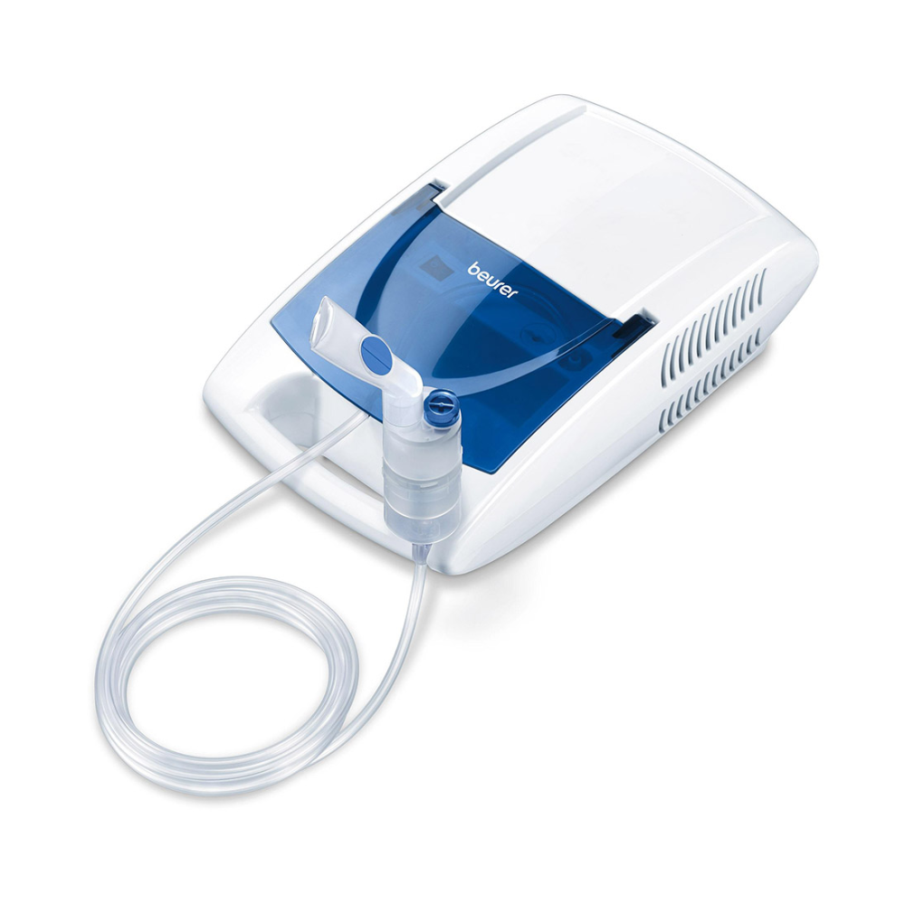 Ein Beurer Inhalator IH 21 Vernebler in Weiß und Blau mit transparenter Kunststoffmaske und Spiralschlauch. Das Gerät nutzt Kompressor-Drucklufttechnologie und hat Belüftungsöffnungen auf beiden Seiten. Der Markenname „Beurer“ ist auf dem oberen blauen Abschnitt deutlich zu sehen. Dieses Produkt der Beurer GmbH ist ideal zur Behandlung von Atemwegserkrankungen.
