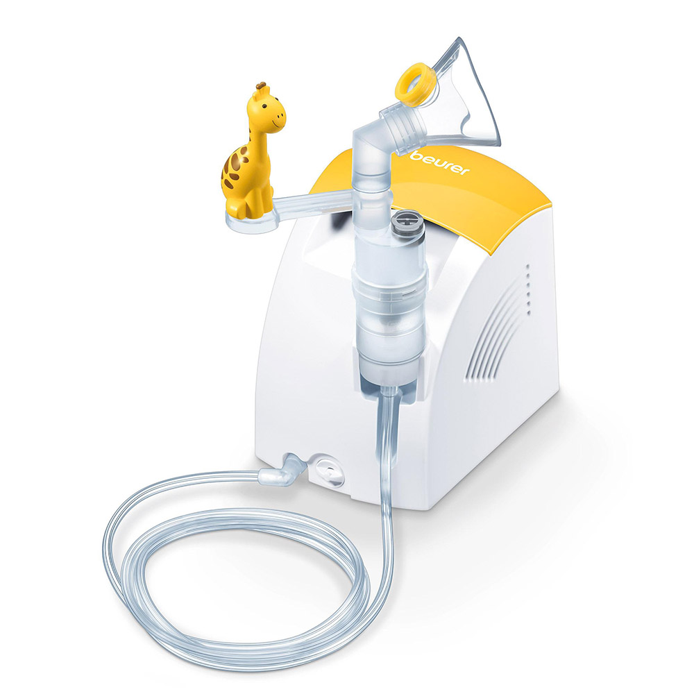 Der Beurer Inhalator IH 26 für Kinder, ein weiß-gelbes Gerät der Beurer GmbH, wird mit einem niedlichen Zubehörteil in Giraffenform geliefert. Dieser Inhalator ist ideal zur Behandlung von Atemwegserkrankungen und verfügt über einen transparenten Schlauch, der mit dem Hauptgerät verbunden ist und am anderen Ende eine klare Gesichtsmaske hat. Er wurde speziell für die Behandlung von Atemwegserkrankungen wie Asthma entwickelt.