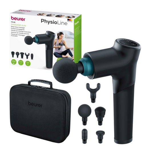 Ausgestellt wird ein Beurer Muskelmassagegerät MG 185 Massage Gun der Beurer GmbH mit fünf austauschbaren Köpfen und einer schwarzen Tragetasche für ultimative Muskelentspannung. Auf der Produktverpackung sind die Massagepistole und eine Person abgebildet, die sie an ihrem Arm verwendet.