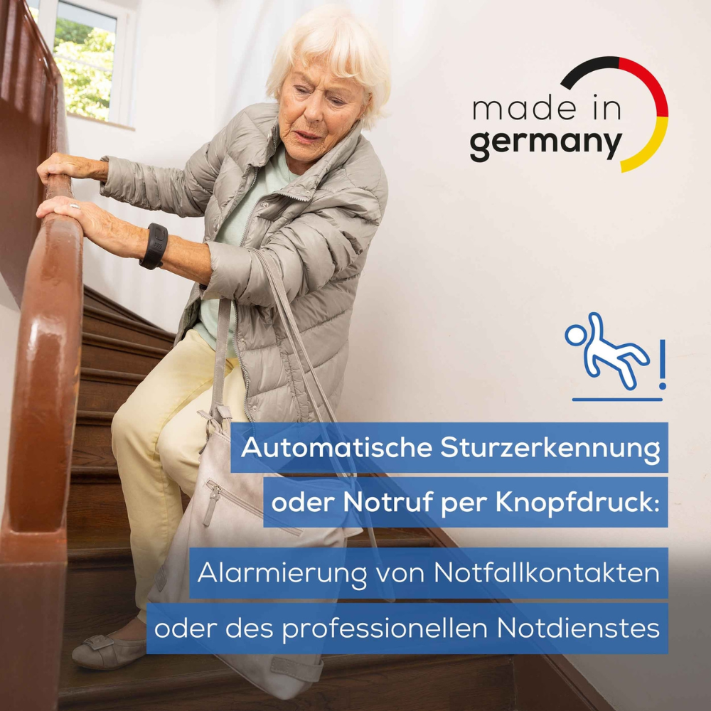 Eine ältere Frau mit grauem Haar stürzt eine Treppe hinunter. Mit einer Hand hält sie sich am Geländer fest und streckt die andere aus. Das Bild enthält einen deutschen Text über automatische Sturzerkennung und Notfallwarnungen, der die Bedeutung eines Beurer Notfallarmbands EC 70 SafePlus | Packung (1 Stück) mit Notruffunktion hervorhebt.