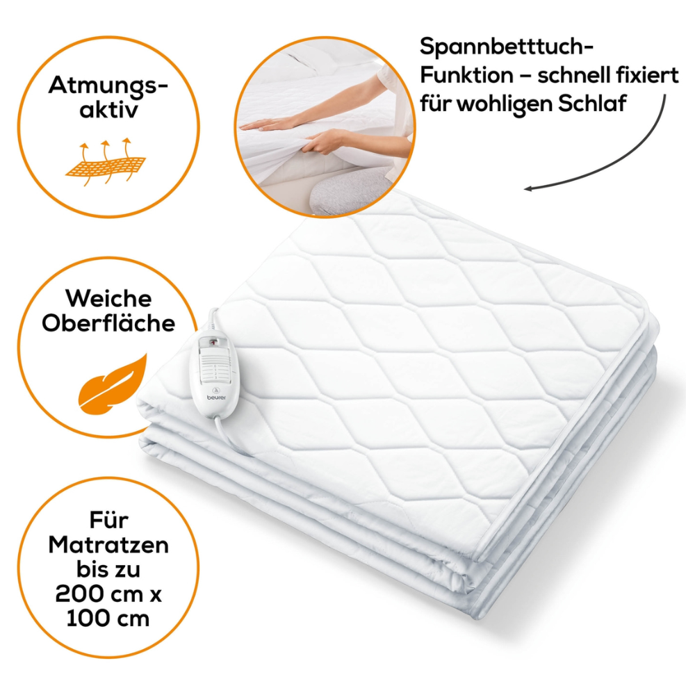 Ausgestellt ist ein Wärmeunterbett mit der Bezeichnung Beurer Spann-Wärmeunterbett UB 64 | Packung (1 Stück) von Beurer GmbH. Es ist zusammengefaltet und wird mit einer Fernbedienung geliefert. Deutscher Text hebt seine Eigenschaften hervor: atmungsaktiv, weiche Oberfläche, leicht zu befestigen und für Matratzen bis zu 200 cm x 100 cm geeignet. Es sind Hände zu sehen, die das Unterbett mit 3 Temperaturstufen einstellen.