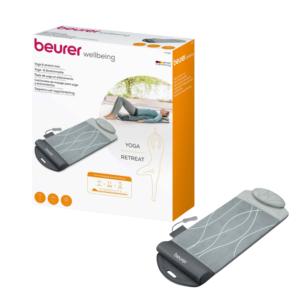 Eine Beurer MG 280 Yoga- und Stretchmatte in grauer Verpackung mit Konturen auf der Vorderseite. Das Etikett auf der Verpackung hebt Funktionen wie automatische Dehnübungen hervor. Das Produkt der Beurer GmbH enthält außerdem ein Kissen und wird in einer teilweise geöffneten Verpackung aufbewahrt, in der die komplette Matte mit ihrer integrierten Vibrationsmassagefunktion zu sehen ist.