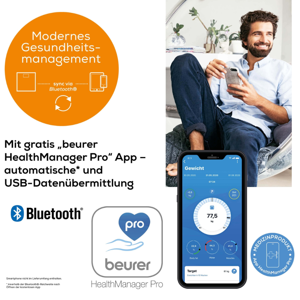 Ein Werbebild, das die App „beurer HealthManager Pro“ präsentiert. Das Bild zeigt einen Mann, der ein Smartphone hält, auf dem die Oberfläche der App angezeigt wird, die mit der Beurer Diagnosewaage BF 105 BodyComplete der Beurer GmbH verbunden ist. Der Text hebt die Bluetooth-Übertragung, den automatischen USB-Datentransfer und den kostenlosen App-Zugriff hervor.