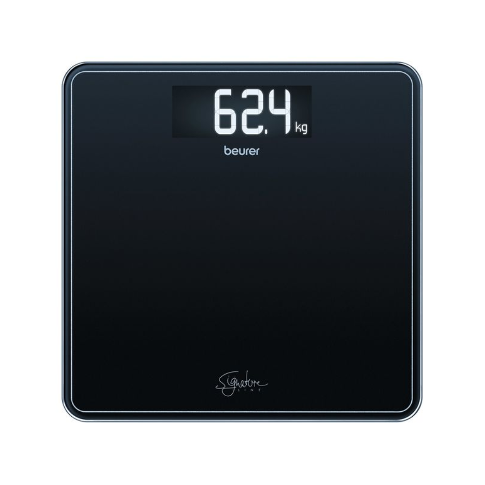 Eine Beurer GS 400 Körperwaage SignatureLine zeigt auf ihrer schwarzen Oberfläche ein Gewicht von 62,4 Kilogramm an, mit einer großen, klaren Digitalanzeige oben. Unter dem Display ist die Marke „Beurer GmbH“ zu sehen, neben dem Glaswaage SignatureLine-Logo, das unten auf dieser 200 kg schweren Tragkraftwaage angebracht ist.