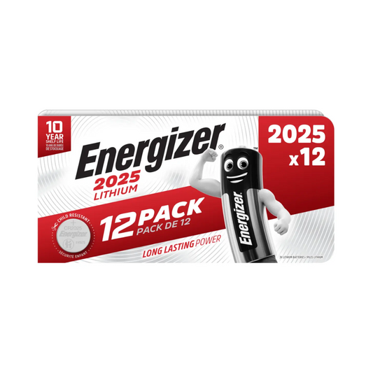 Das Bild zeigt eine Verpackung der Energizer Knopfzelle CR 2025 3V 163 mAh Lithium | Packung (12 Stück) von Energizer Deutschland GmbH, gekennzeichnet als 12er-Pack mit lang anhaltender Leistung. Die weiß-rote Verpackung zeigt ein batterieförmiges Zeichen und weist auf eine Haltbarkeit von 10 Jahren und Kindersicherung hin.