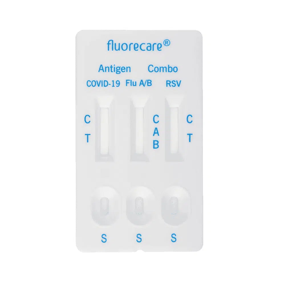 Ein Fluorecare SARS-CoV-2, Influenza A + B und RSV-Antigen-Kombitestgerät für Covid-19, Grippe A/B und RSV mit separat beschrifteten Ergebnisabschnitten für jeden Test auf weißem Hintergrund.