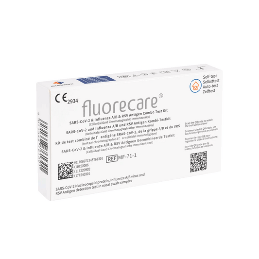 Eine Schachtel Fluorecare SARS-CoV-2, Influenza A + B & RSV Antigen Kombitest zum Nachweis von SARS-CoV-2, Influenza A und B Viren. Die Verpackung enthält Einzelheiten und Anweisungen sowie eine CE-Kennzeichnung.