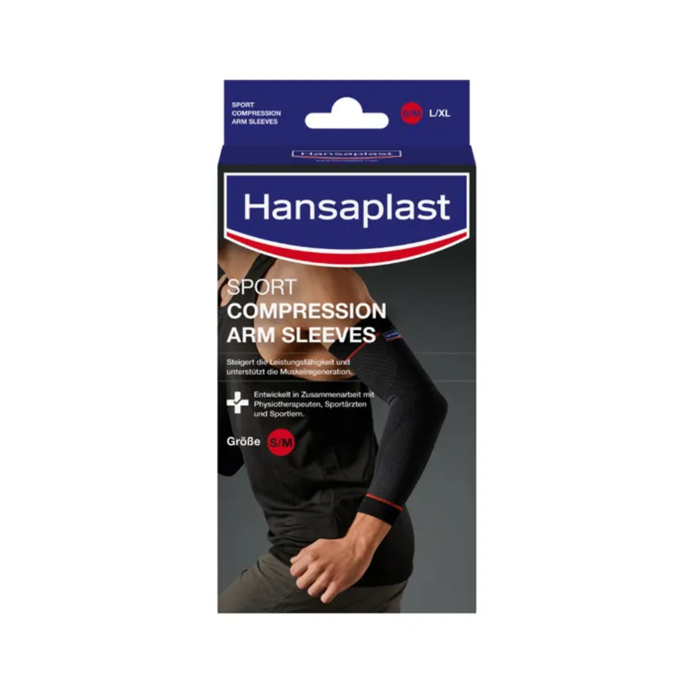 Das Bild zeigt eine Hansaplast Sport Compression Arm Sleeves Größe S/M | Packung (1 Paare) von Beiersdorf AG. Die Verpackung ist hauptsächlich dunkel gehalten und zeigt ein Bild einer Person, die eine schwarze Armmanschette trägt. Die Größe ist mit S/M gekennzeichnet und es gibt zusätzlichen Text über die Steigerung der sportlichen Leistungsfähigkeit und die Verbesserung der Blutzirkulation für eine bessere Muskelregeneration.