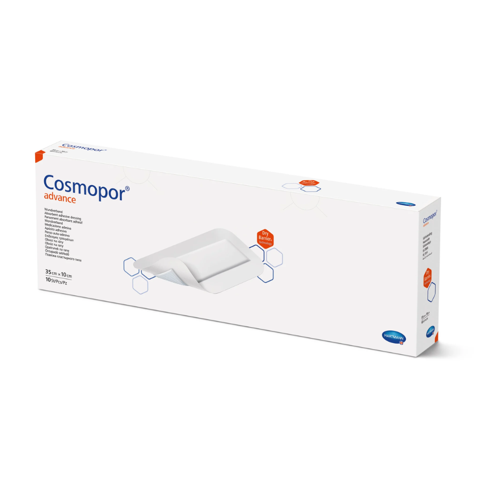 Eine rechteckige weiße Schachtel mit Hartmann Cosmopor® Advance Post-OP-Verband - versch. Größen von Paul Hartmann AG wird ausgestellt. Auf der Verpackung sind der Produktname Post-OP-Verband, ein Teilbild des Verbands im Einsatz und ein Text in Rot und Blau zu sehen. An den Kanten der Schachtel befinden sich sechseckige Designelemente, die für die fortschrittliche DryBarrier-Technologie werben.