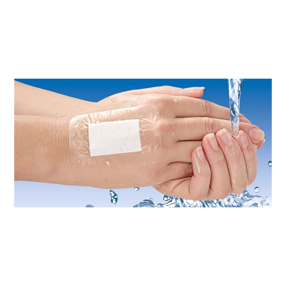 Ein transparenter Hartmann Cosmopor® Waterproof Wundverband, wasserfest, 7,2 x 5 cm | Packung (5 Stück) von Paul Hartmann AG wird auf den Handrücken geklebt. Wasser wird über den Verband gegossen, wodurch seine wasserdichte Eigenschaft hervorgehoben wird. Der Hintergrund ist ein Farbverlauf aus Blau und Weiß.