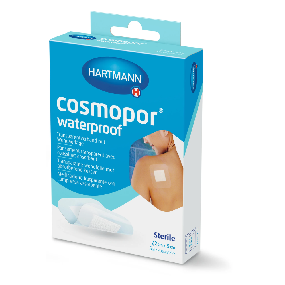 Abbildung einer blau-weißen Schachtel mit Hartmann Cosmopor® Waterproof Wundverband, wasserfest, 7,2 x 5 cm | Packung (5 Stück) der Paul Hartmann AG. Die Schachtel zeigt einen transparenten Wundverband, der auf der Schulter einer Person angebracht ist. Die angegebenen Abmessungen sind 7,2 cm x 5 cm. Die Schachtel hebt auch hervor, dass das absorbierende Wundpflaster wasserfest ist.