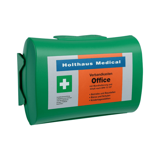 Der Holthaus Medical Betriebsverbandkasten Office DIN 13157 der Holthaus Medical GmbH & Co. KG kommt in einem grünen Koffer mit der Aufschrift „Office“. Mit Wandmontagemöglichkeiten und Inhalt nach DIN 13157 ist er perfekt geeignet für Betriebe, Baustellen, Büros, Schulen und Kindergärten.