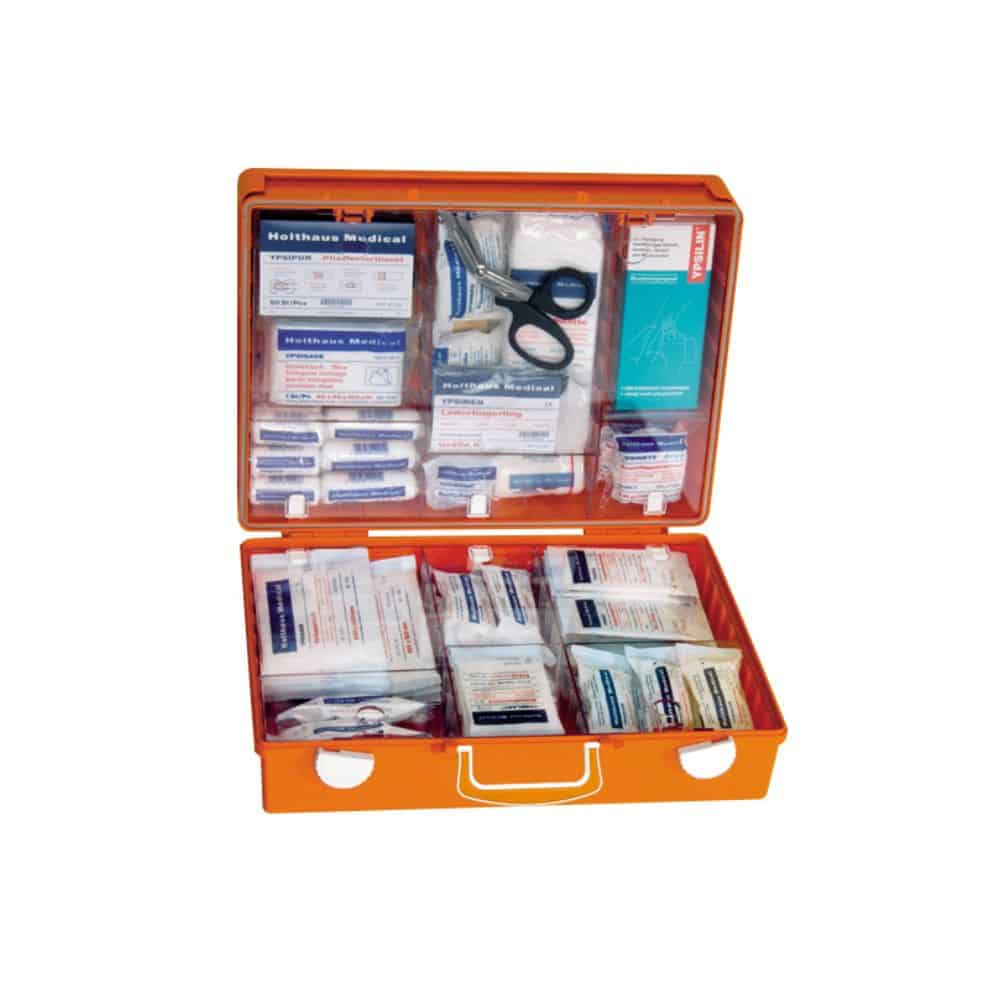 Ein Holthaus Medical Erste-Hilfe-Koffer MULTI von Holthaus Medical GmbH & Co. KG in einem offenen orangefarbenen Koffer enthält verschiedene medizinische Hilfsmittel, darunter Bandagen, Mullkompressen, Klebeband, Scheren, Handschuhe, antiseptische Tücher und Gebrauchsanweisungen. Dieser Erste-Hilfe-Koffer ist in Fächer unterteilt, damit die Gegenstände an ihrem Platz bleiben.