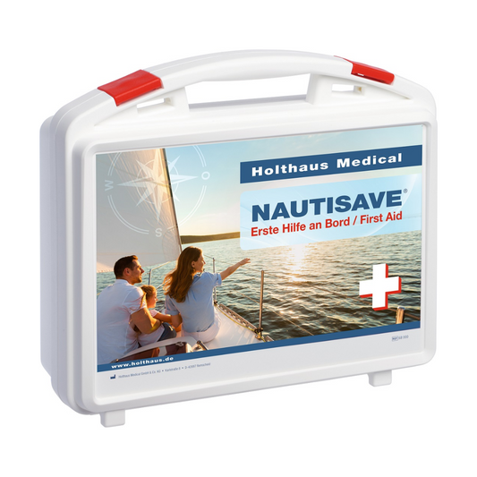 Ein weißer Holthaus Nautisave® Verbandkasten mit roten Akzenten, beschriftet mit „Holthaus Medical NAUTISAVE Erste Hilfe an Bord / First Aid“. Die Vorderseite des Rucksacks zeigt ein Bild von zwei Personen auf einem Segelboot bei Sonnenuntergang und ist somit ideal für maritime Umgebungen.