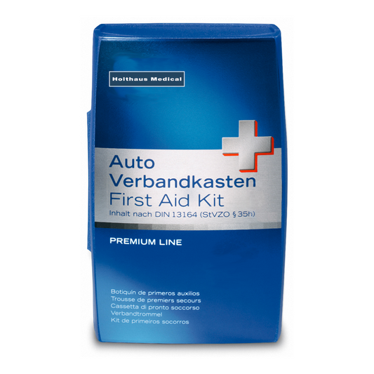 Eine blau-weiße Box mit der Aufschrift „Holthaus Premium Erste-Hilfe-Set | Packung (1 Stück)“ weist auf seine temperaturbeständige und bruchsichere Beschaffenheit hin. Ein zusätzlicher mehrsprachiger Text informiert über den Inhalt und die Einhaltung der DIN 13164 (StVZO §35h). In der oberen linken Ecke steht der Markenname „Holthaus Medical GmbH & Co. KG“.