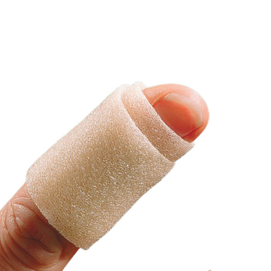 Ein Finger, der mit einem beigefarbenen, strukturierten Holthaus Soft Foam Selbstklebenden Verband bedeckt ist. Der selbstklebende Verband von Holthaus Medical GmbH & Co. KG umschließt den Finger, lässt die Spitze frei und scheint Polsterung und Halt zu bieten. Dieser latexfreie, wasserabweisende Verband sorgt für Komfort und Schutz.