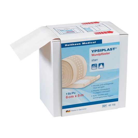 Eine Schachtel Holthaus Ypsiplast Wundpflaster von Holthaus Medical GmbH & Co. KG. Die Verpackung mit den Maßen „6 cm x 5 m“ bietet mehrsprachige Anwendungs- und Aufbewahrungshinweise. Die Abbildung zeigt eine geöffnete Schachtel mit teilweise herausgezogenem Wundpflaster, ideal zum Schutz kleiner Verletzungen.