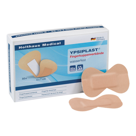 Eine Schachtel Holthaus Ypsiplast® Fingerkuppenverband, wasserdichte Fingerverbände von Holthaus Medical GmbH & Co. KG. Auf der Schachtel sind 50 Verbände mit den Maßen 4 x 7 cm angegeben. Vor der Schachtel sind zwei Verbände für kleine Verletzungen mit einem schmetterlingsförmigen Design abgebildet. Auf der Schachtel ist „Made in Germany“ vermerkt.