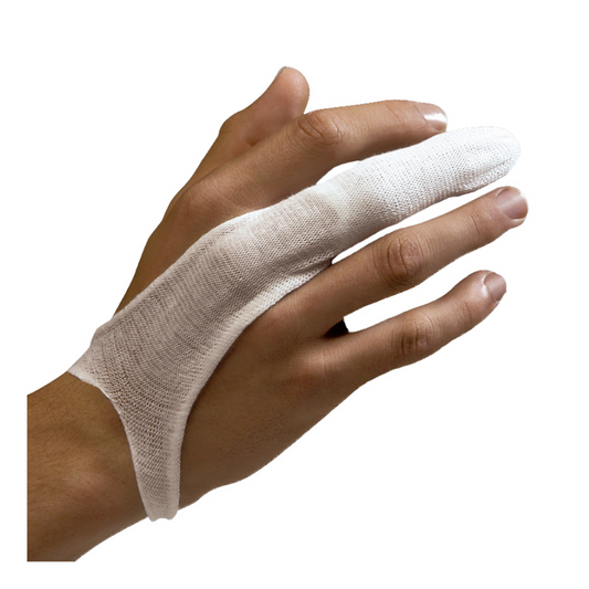 Eine Hand mit elastischen Fingerlingen von Holthaus, die den Zeigefinger bedecken und bis zur Daumenwurzel reichen, von Holthaus Medical GmbH & Co. KG. Die atmungsaktive, dehnbare Bandage fixiert den Zeigefinger. Der Hintergrund ist schlicht weiß.