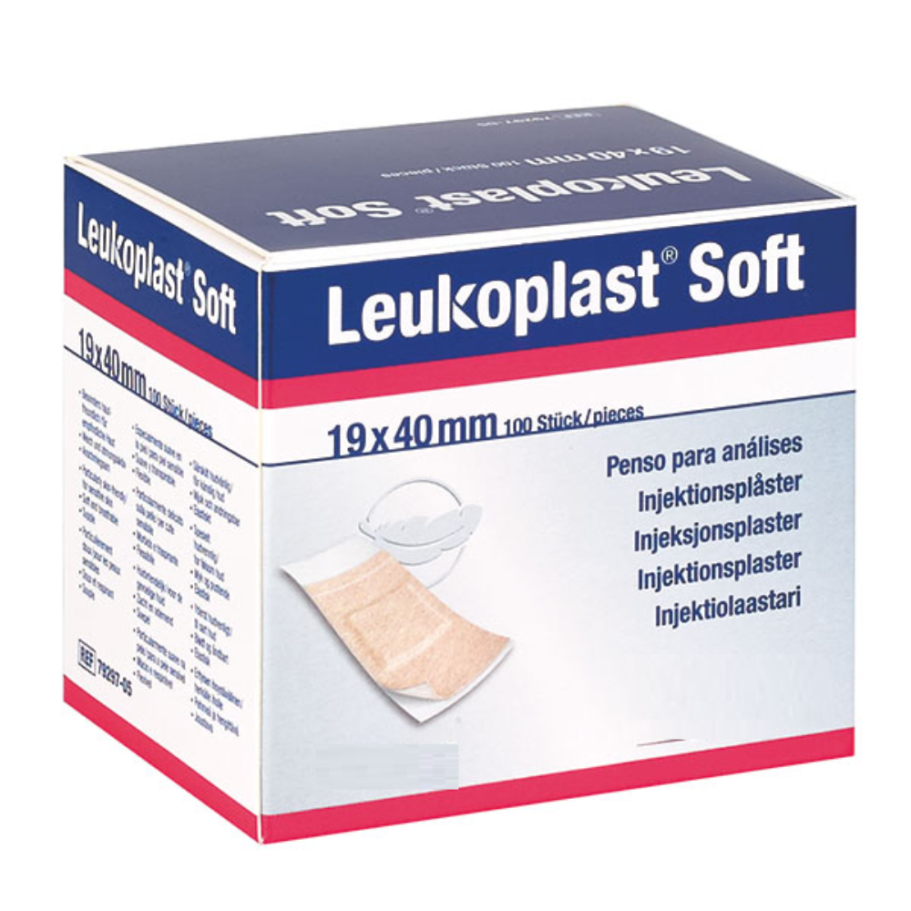 Packung mit Leukoplast Injektionspflaster Soft Strips, Größe 19 x 40 mm, enthält 100 Pflaster. Diese hautfreundlichen und latexfreien Injektionspflaster werden von der BSN Medical GmbH hergestellt und verfügen über eine mehrsprachige Verpackung sowie ein Bild eines Pflasters.