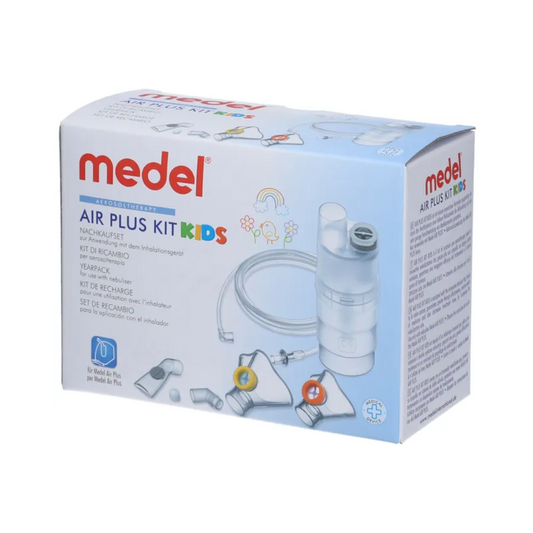 Eine Schachtel Medel® Air Plus Kids Yearpack für Inhalator von Beurer GmbH, die ein Verneblergerät, eine Nasendusche und Zubehör für die Atempflege bei Kindern enthält. Die weiße Schachtel hat blauen und roten Text, Abbildungen der Verneblerkomponenten und kinderfreundliche Grafiken eines Regenbogens, von Wolken und einer Sonne.