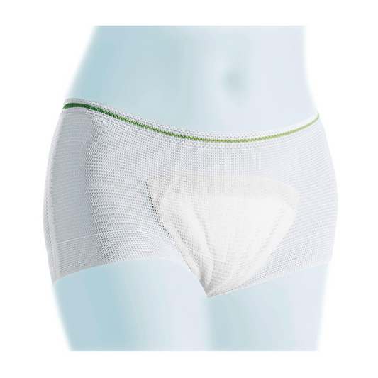 Ein Paar weiße, atmungsaktive Meditrade Light-Boxershorts mit einem grün eingefassten elastischen Bund, präsentiert auf einer Schaufensterpuppe mit dezentem blauen Hintergrund.