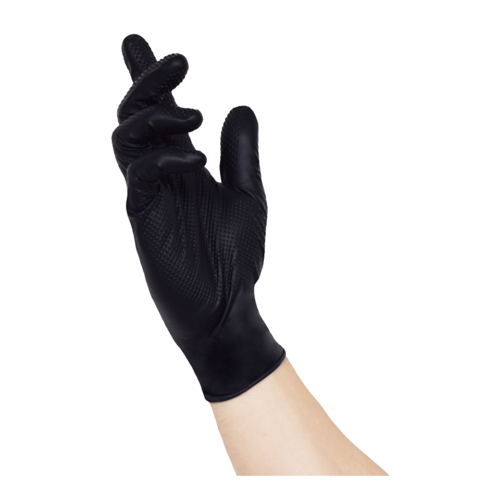 Eine Hand mit einem schwarzen Nitrilhandschuh NITRAS TOUGH GRIP N von AS Arbeitsschutz GmbH mit innovativem Schuppenoberflächenmuster ist mit leicht gekrümmten Fingern vor einem schlichten weißen Hintergrund zu sehen. Der Handschuh hat eine verbesserte Textur an Handfläche und Fingern für besseren Halt.