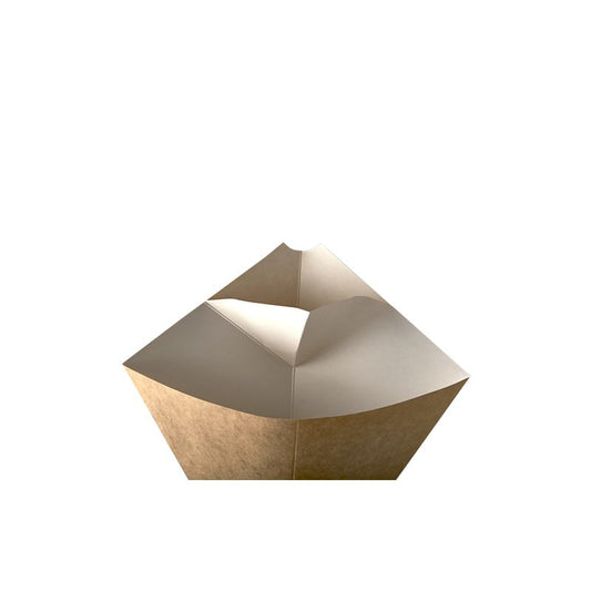 Ein minimalistisches Foto zeigt eine geometrische ToGo-Verpackung aus braunem Papier mit spitzen Kanten, die einer klassischen Pommes-Frites-Spitztüte mit einer Dip-Ecke ähnelt. Sie steht vor einem schlichten weißen Hintergrund und betont so ihren nachhaltigen Ursprung aus nachwachsenden Rohstoffen. Bei diesem Produkt handelt es sich um die PAPSTAR „pure“ Pommes-Frites-Spitztüten der PAPSTAR GmbH, die 19,5 cm x 16,5 cm groß sind und in ihrem braun-weißen Design 100 g Inhalt fassen.