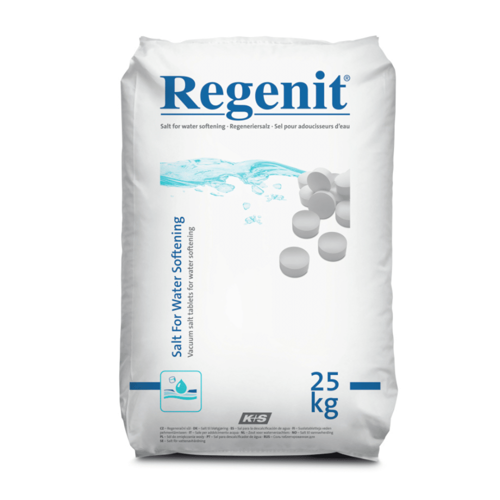 Ein weißer 25 kg-Beutel Regenit Siedesalztabletten von K+S AG zur Wasserenthärtung, ideal für Wasserenthärtungsanlagen. Der Beutel zeigt ein Bild von Wasser und Salzpellets sowie einen mehrsprachigen Text, der seinen Zweck und seine Konformität mit den Normen gemäß EN 973 Typ A beschreibt.