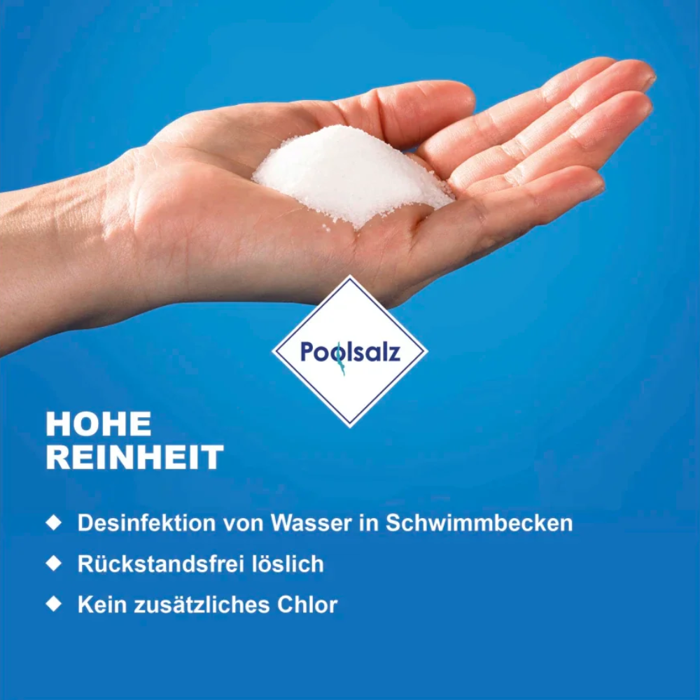 Eine offene Hand hält einen Haufen weißes Salinen Poolsalz, reines Siedesalz ohne Trennmittel, mit der Aufschrift „hohe Reinheit“, was auf hohe Reinheit schließen lässt. Stichpunkte erwähnen, dass es in Schwimmbädern vollständig rückstandsfrei löslich und chlorfrei ist. Die Salinen Austria AG.