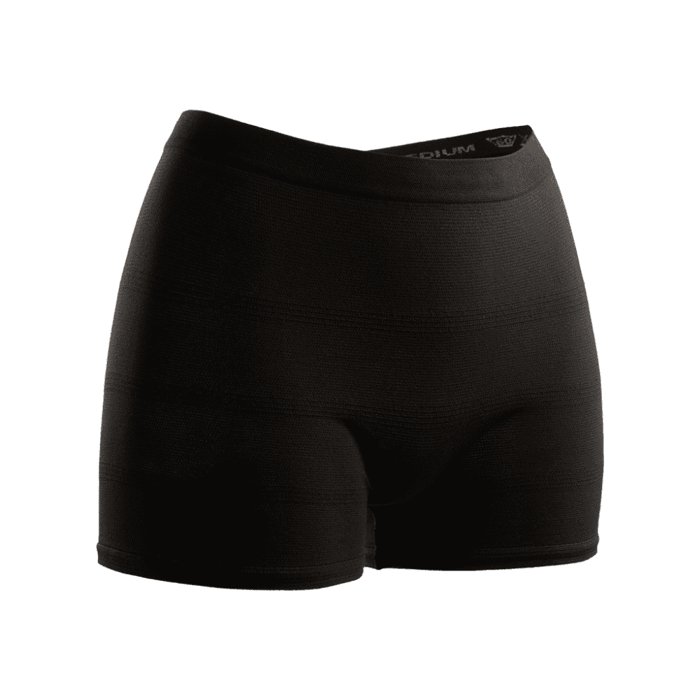 Schwarze Sportkompressionsshorts mit schwarzen Fixierhosen 2 Stück Seni Fix Comfort Man von TZMO Deutschland GmbH, isoliert auf weißem Hintergrund, mit detaillierter Textilstruktur und Markenlogo am Bund.