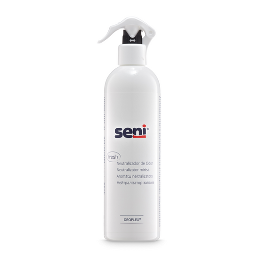 Eine weiße Sprühflasche mit der Aufschrift „Seni Care Geruchsneutralisator - 500 ml | Flasche“ von TZMO Deutschland GmbH mit einem Text, der erklärt, dass es sich um einen Geruchsneutralisator handelt. Die Produktdetails sind mehrsprachig, darunter Englisch, Spanisch und Russisch. Die Flasche