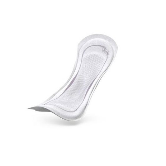 Auf einem schlichten weißen Hintergrund ist eine weiße Damenbinde mit geschwungenem, ergonomischem Design abgebildet. Die TENA Lady Discreet Extra Inkontinenzeinlage von TENA (Essity Deutschland GmbH) scheint leicht erhöht zu sein und zeigt ihre strukturierte Oberfläche und geschichteten Ränder und bietet Komfort und Sicherheit bei mittlerer Blasenschwäche.