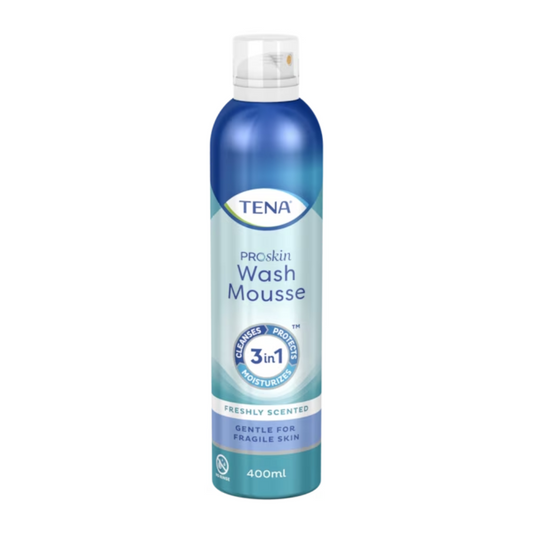 Ausgestellt ist eine 400ml-Packung TENA ProSkin Wash Mousse, 3-in-1 Waschschaum von TENA (Essity Deutschland GmbH). Dieser für die Inkontinenzversorgung unverzichtbare Schaumreiniger reinigt, schützt und spendet Feuchtigkeit. Die weiße Dose mit blauem Farbverlaufsdesign weist darauf hin, dass sie frisch duftet und sanft zu empfindlicher Haut ist und so die Hautgesundheit fördert.